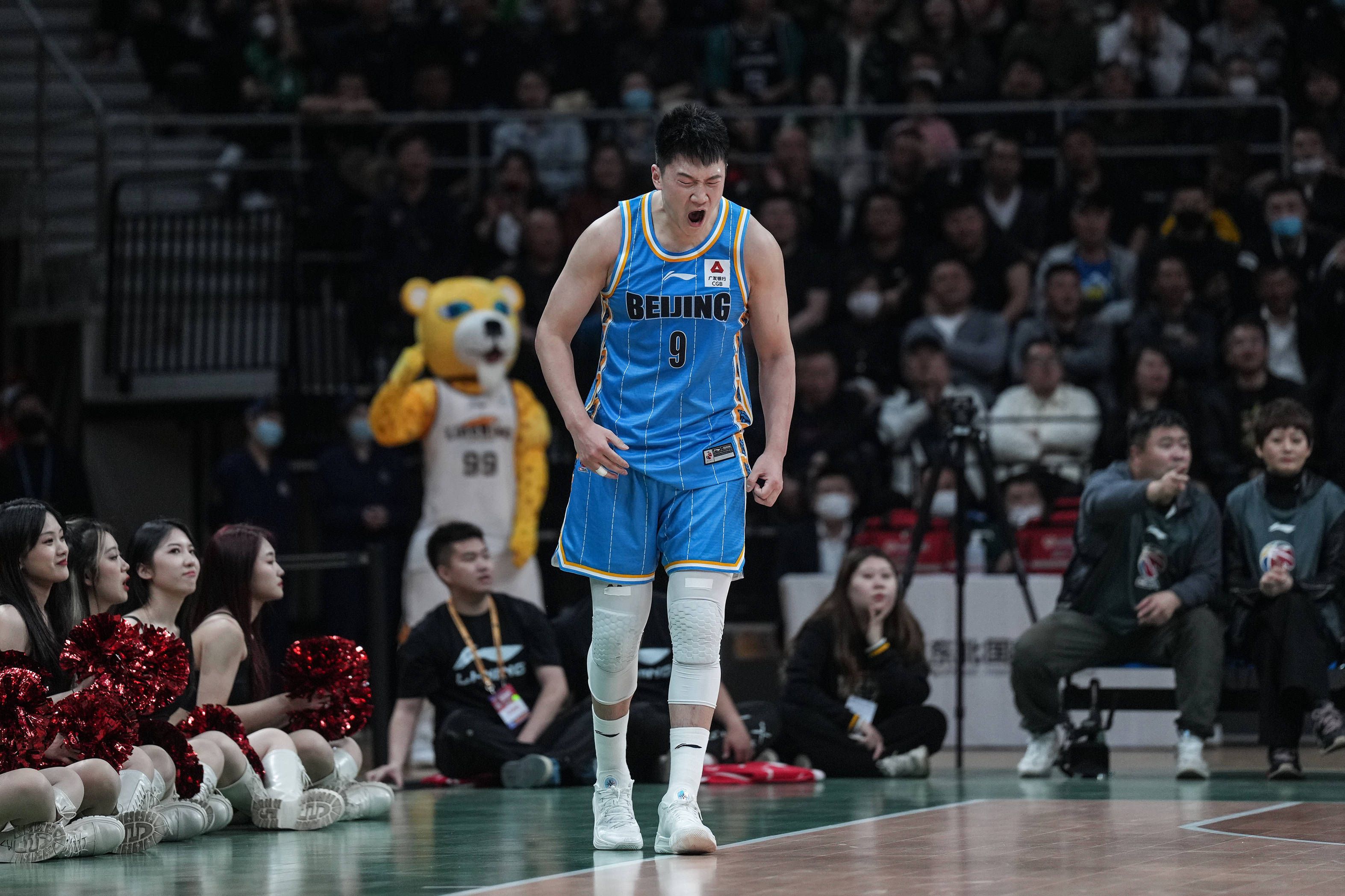 拜仁也需要在冬窗补强后防线，因为金玟哉要参加亚洲杯，而马兹拉维要参加非洲杯，因此他们将目光锁定在了瓦拉内身上。